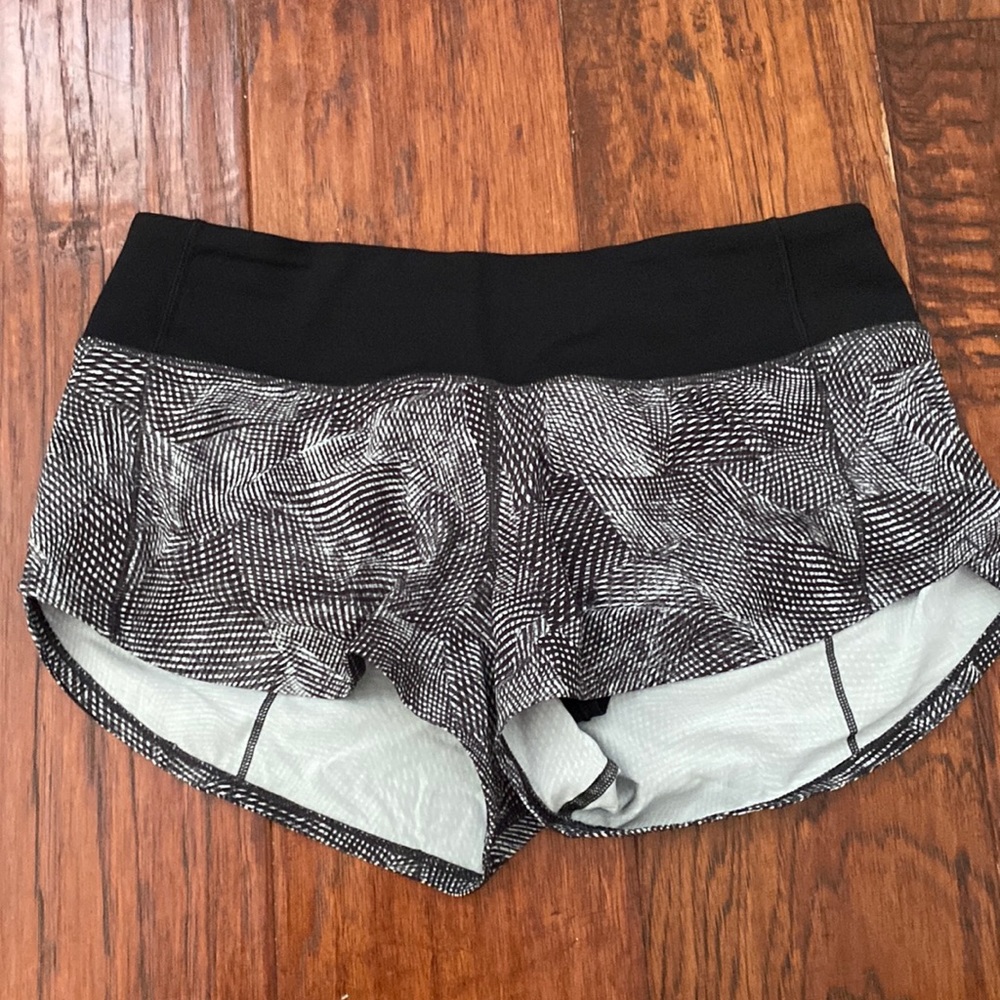 Never worn size 4 Lulu lemon speed up short 2.5”